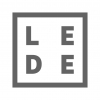 De letters L E D E in grijs in een vierkant met witte vulling en grijze rand